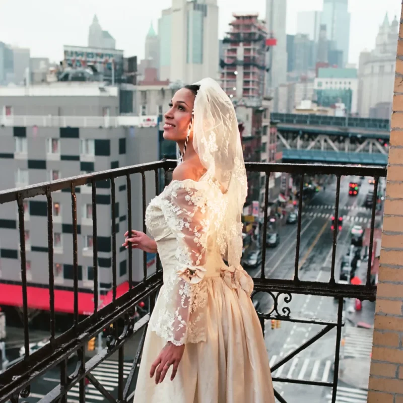 Princess Nokia im Vintage-Brautkleid auf einem New Yorker Balkon – Szene aus dem „Happy“-Musikvideo zur EP „i love you but this is goodbye“.