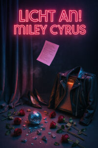 Inszenierte Szene im Neonlicht: Eine leuchtend pinke Aufschrift „LICHT AN! MILEY CYRUS“ schwebt über einem dunklen Bühnenhintergrund mit violettem Samtvorhang. Darunter liegen verstreute Rosen und Glassplitter rund um eine kleine Discokugel. Ein Lederjacken-Outfit mit glühendem Innenleben hängt leer im Raum, daneben ein Paar elegante schwarze High Heels. Eine handgeschriebene Notiz schwebt poetisch im Nebel – ein visuelles Manifest zwischen Glamour, Zerbrechlichkeit und Selbstinszenierung.