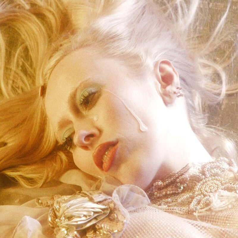 Nahaufnahme von Harmony Tividad, mit Engelsträne und schimmerndem Kleid auf dem Cover zur Single „Anything“.