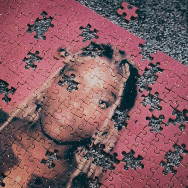 Rosa Puzzle mit Porträt von Hannah Jadagu – Albumcover zur Single „My Love“