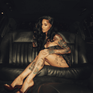 Kehlani sitzt selbstbewusst und sinnlich auf der Rückbank einer Limousine – Szene aus dem Visual zur Single „Folded“.