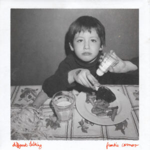 Kind mit ernstem Blick und Pommes-Teller – das Cover des Albums „Different Talking“ von Frankie Cosmos zeigt eine Erinnerung voller Ambivalenz.