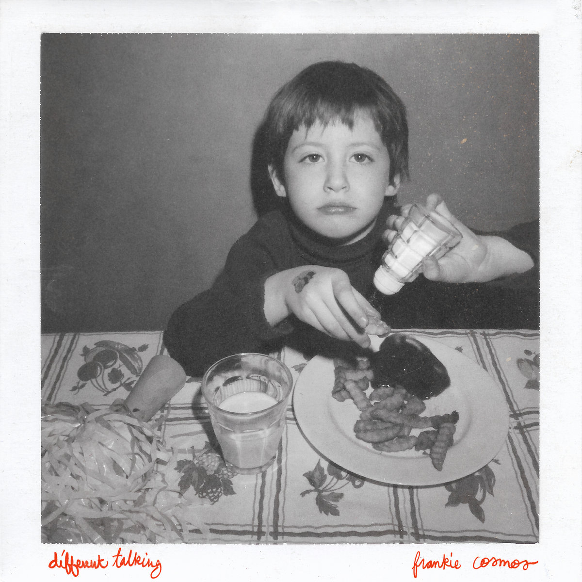 Kind mit ernstem Blick und Pommes-Teller – das Cover des Albums „Different Talking“ von Frankie Cosmos zeigt eine Erinnerung voller Ambivalenz.