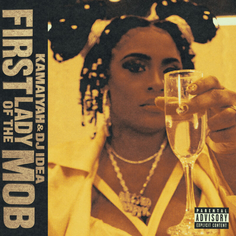 Albumcover von Kamaiyah – First Lady Of The Mob, zeigt die Rapperin mit Champagnerglas, goldenen Accessoires und selbstbewusstem Blick