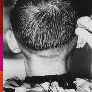 Schwarz-weiß Foto eines rasierten Hinterkopfs mit Haarschneidemaschine, Albumcover von Kae Tempests „Self Titled“.
