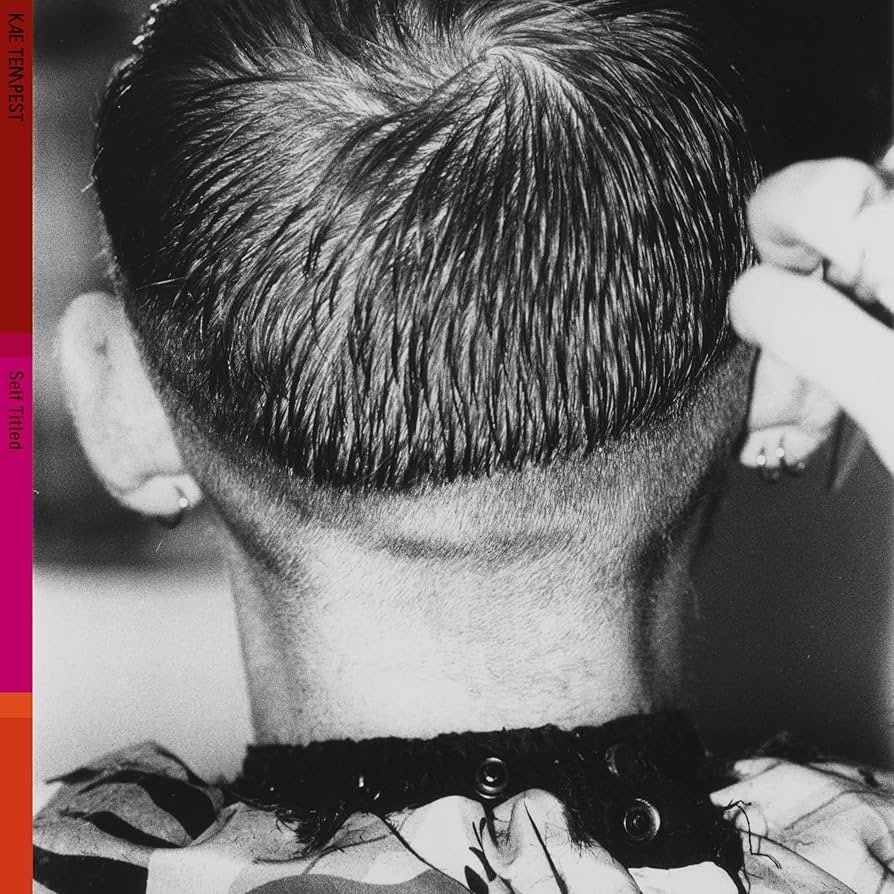 Schwarz-weiß Foto eines rasierten Hinterkopfs mit Haarschneidemaschine, Albumcover von Kae Tempests „Self Titled“.