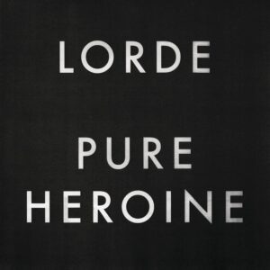 Schwarzes Albumcover mit weißem Schriftzug „Lorde Pure Heroine“ auf dunklem Hintergrund