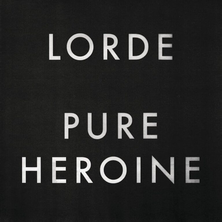 Schwarzes Albumcover mit weißem Schriftzug „Lorde Pure Heroine“ auf dunklem Hintergrund