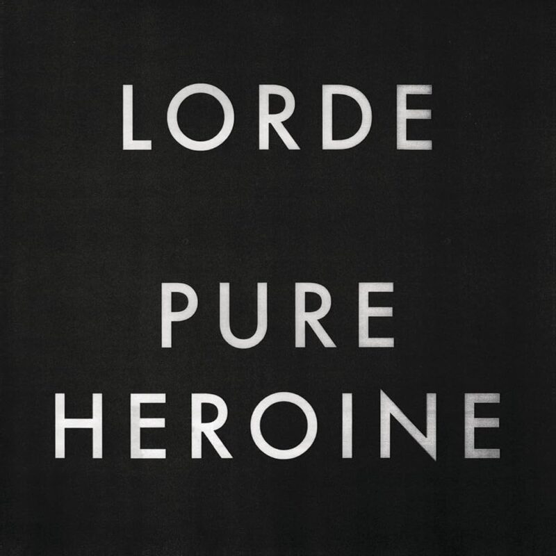 Schwarzes Albumcover mit weißem Schriftzug „Lorde Pure Heroine“ auf dunklem Hintergrund