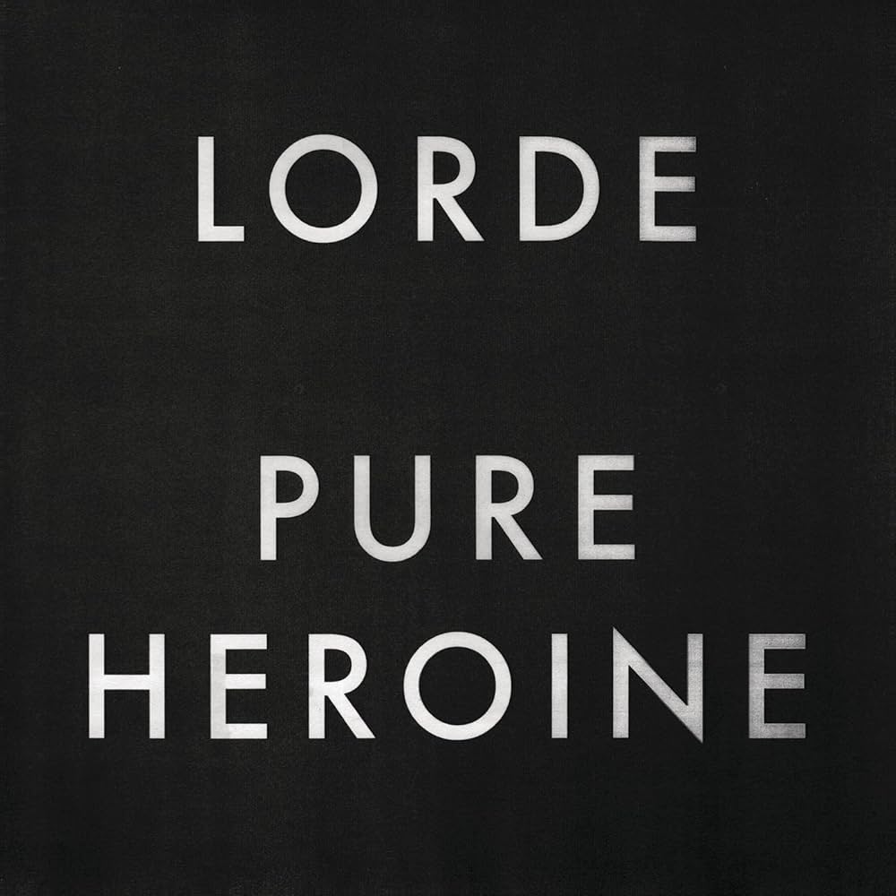 Schwarzes Albumcover mit weißem Schriftzug „Lorde Pure Heroine“ auf dunklem Hintergrund