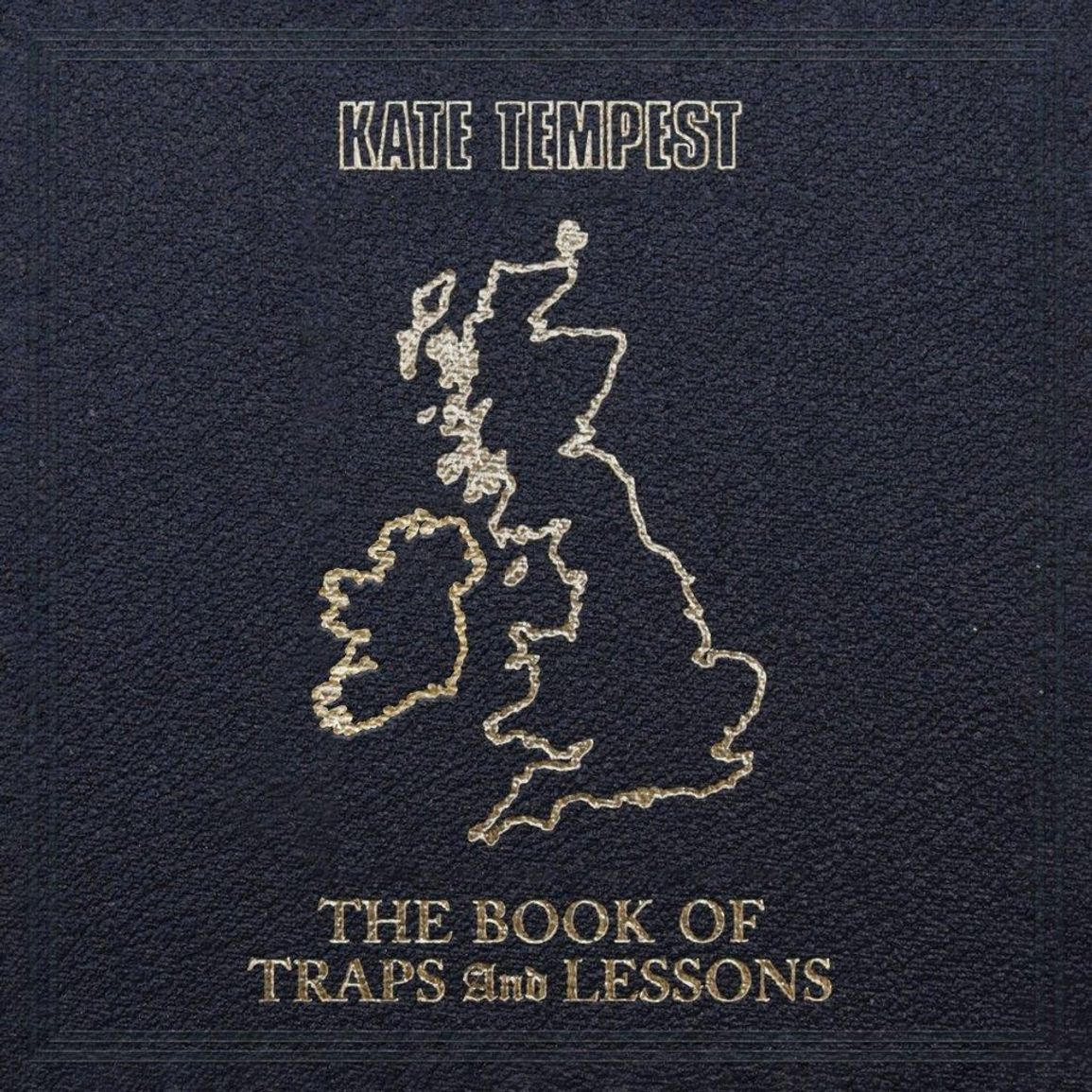 Albumcover von Kae Tempests „The Book of Traps and Lessons“ mit goldgeprägter UK-Karte auf tiefblauem Grund