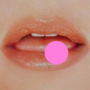 Nahaufnahme von glänzenden Lippen mit pinkem Punkt als Symbolbild für Keshas Album „.“