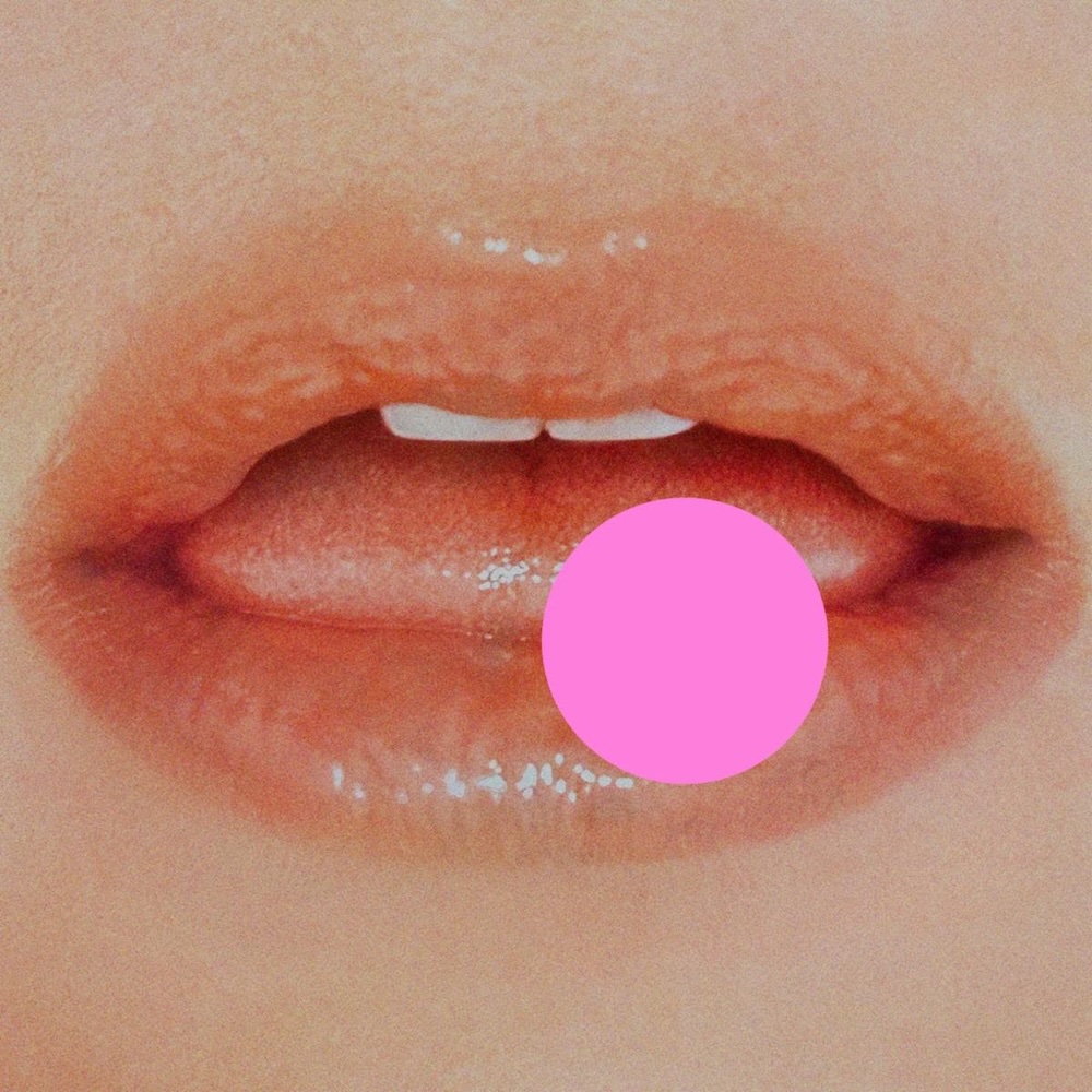Nahaufnahme von glänzenden Lippen mit pinkem Punkt als Symbolbild für Keshas Album „.“