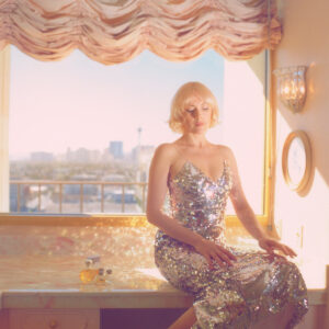 Gwenno in einem silbernen Kleid vor der Las-Vegas-Skyline – Albumcover von Utopia, 2025.