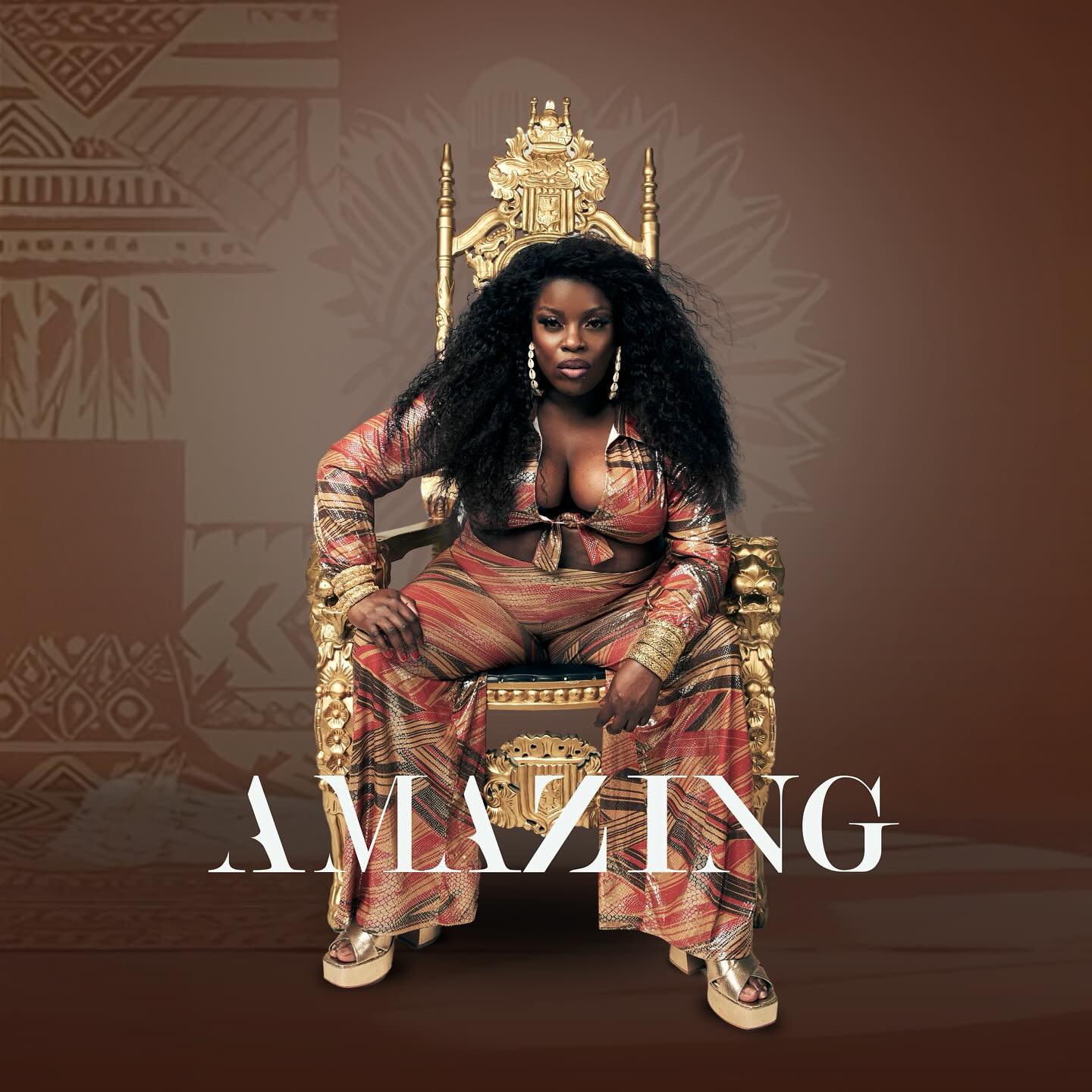 Yola sitzt selbstbewusst auf einem goldenen Thron in farbenfrohem Retro-Outfit, das Cover zur Single „Amazing“ strahlt Stärke und Soul aus.
