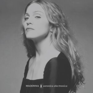 Madonna blickt ernst und erhaben in die Kamera, das Schwarzweiß-Cover zu „Veronica Electronica“ wirkt wie ein sakrales Pop-Porträt.