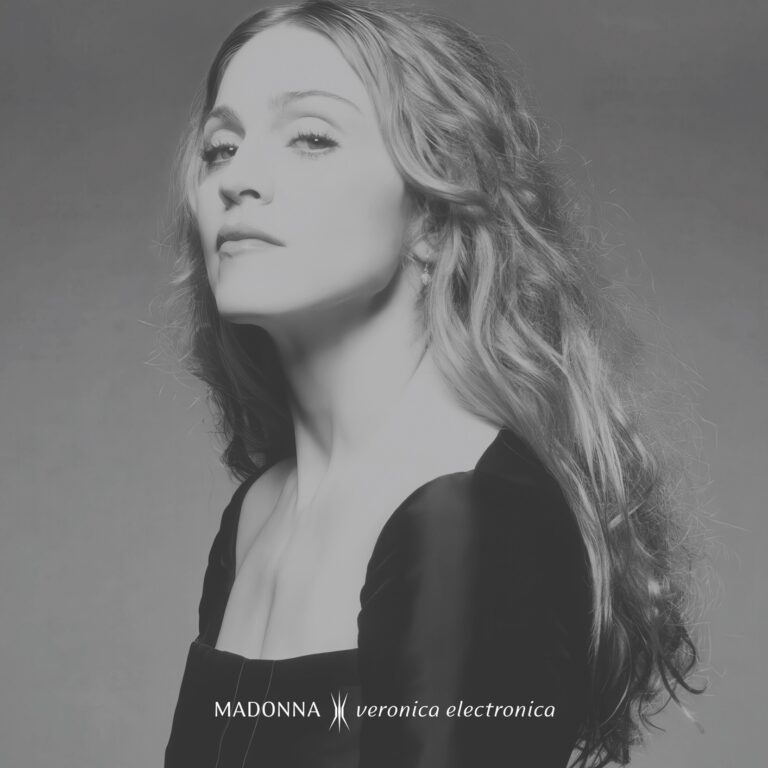 Madonna blickt ernst und erhaben in die Kamera, das Schwarzweiß-Cover zu „Veronica Electronica“ wirkt wie ein sakrales Pop-Porträt.