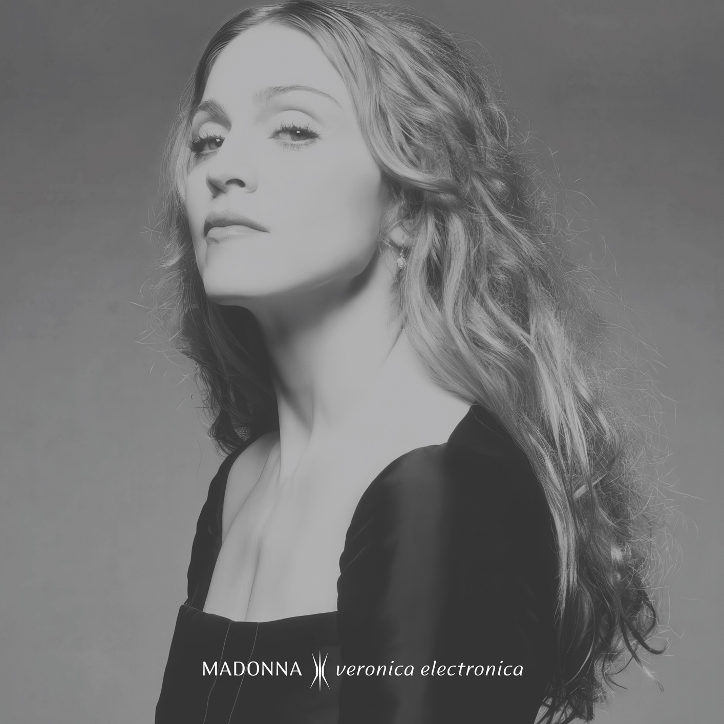 Madonna blickt ernst und erhaben in die Kamera, das Schwarzweiß-Cover zu „Veronica Electronica“ wirkt wie ein sakrales Pop-Porträt.