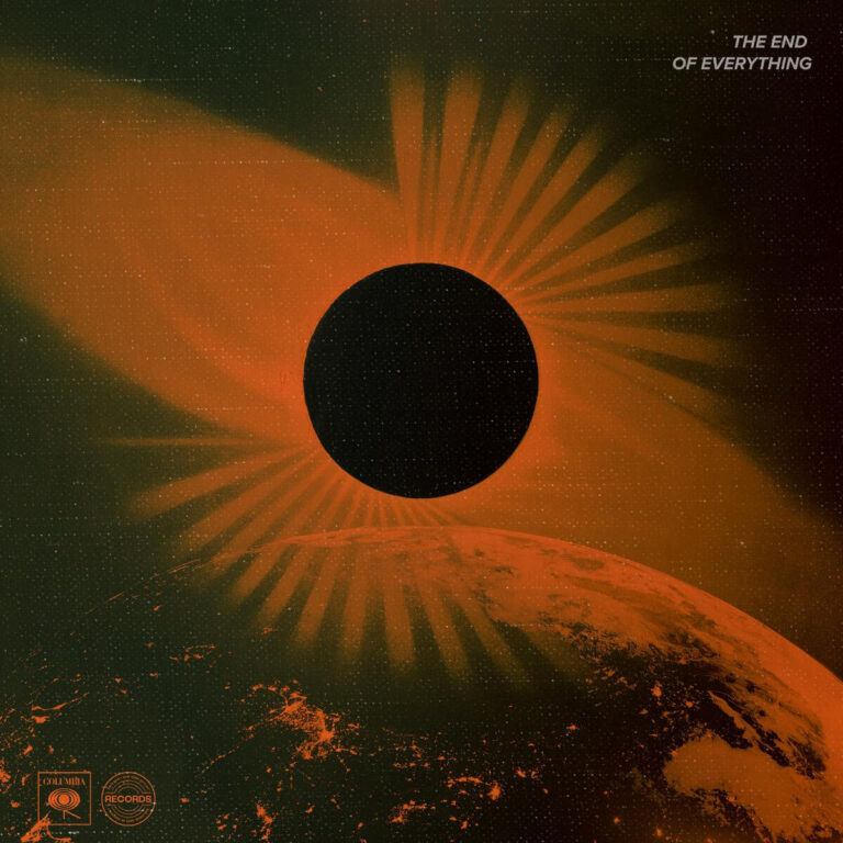 Albumcover von Noah Cyrus – The End of Everything zeigt eine Sonnenfinsternis über der Erde mit orange-roten Lichtstrahlen.