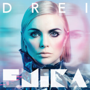 Albumcover Emika – Drei mit futuristisch-kühler Ästhetik, verzerrten Spiegelungen und plakativem Schriftzug.