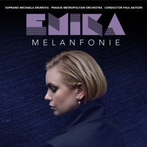 Profilansicht von Emika vor dunkelblauem Hintergrund, Cover der Sinfonie „Melanfonie“ mit elegantem Schriftzug und ernstem Ausdruck.