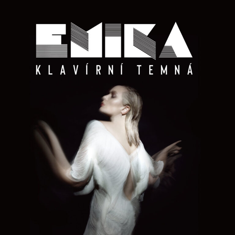 Albumcover von Emika – Klavírní Temná mit verschwommener Figur im weißen Kleid auf schwarzem Hintergrund.