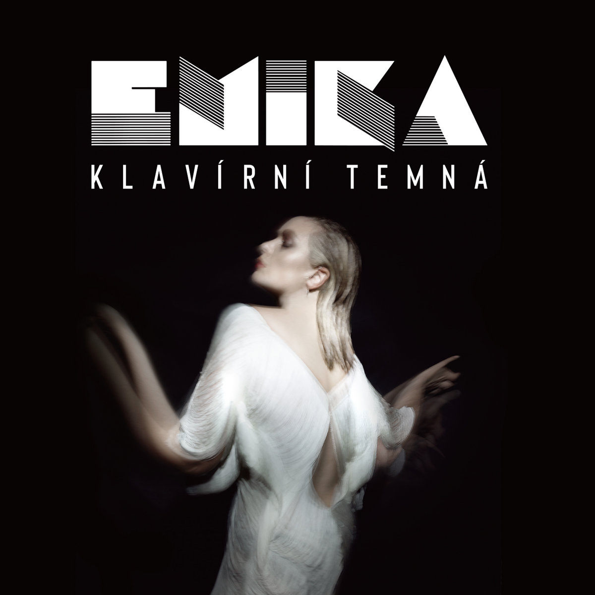 Albumcover von Emika – Klavírní Temná mit verschwommener Figur im weißen Kleid auf schwarzem Hintergrund.