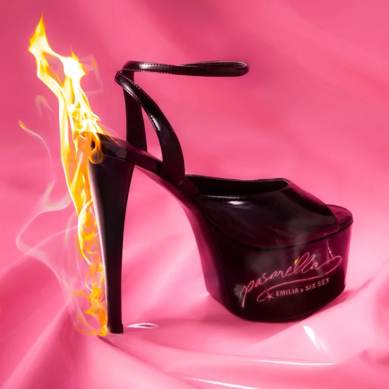 Ein schwarzer High Heel in Flammen auf pinkem Hintergrund – Cover der Single „pasarella“ von Emilia feat. Six Sex.