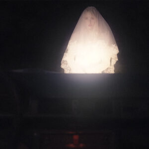 Das Singlecover zu PHEAs „Ride Or Die“ zeigt eine leuchtende, verhüllte Figur auf dunklem Hintergrund – zwischen Vision und Verletzlichkeit.