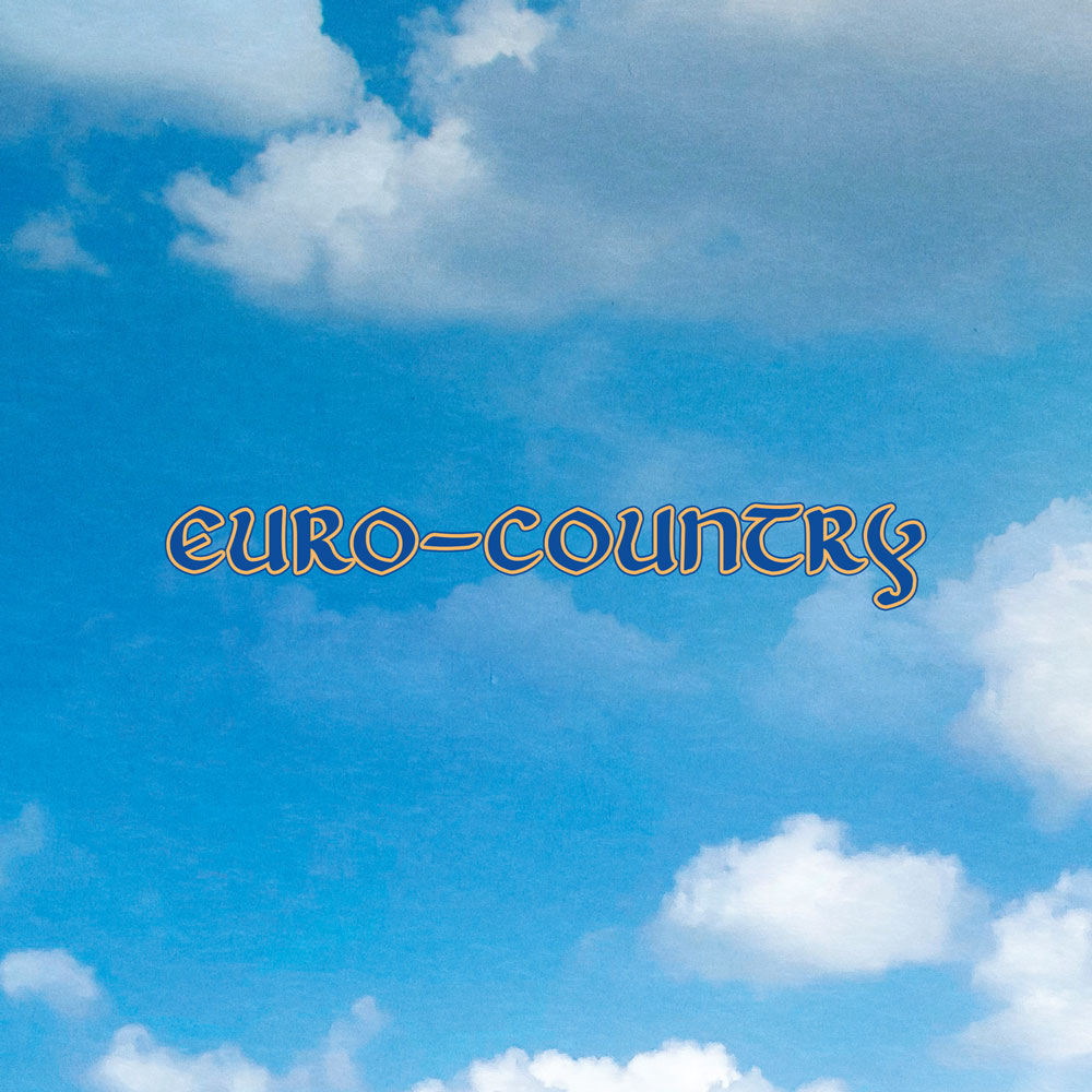 Albumcover zur Single „EURO-COUNTRY“ von CMAT mit Schriftzug vor hellblauem Himmel mit Wolken