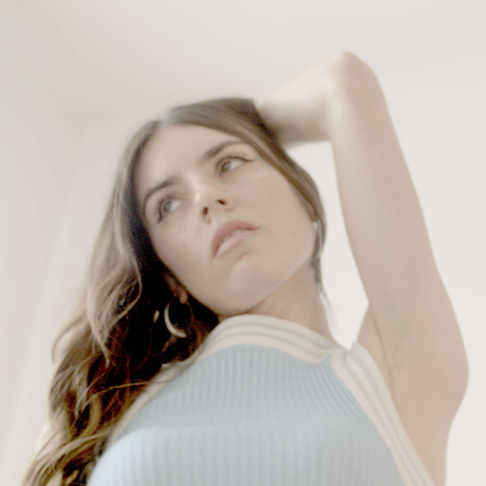 Hazel English auf dem Cover ihrer Single „Baby Blue“, pastellfarbene Weichheit in hellem Licht