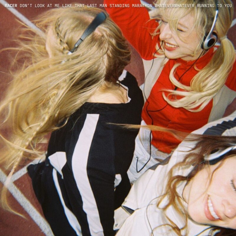 Drei Freundinnen in Bewegung mit Kopfhörern, lachend – das Cover der RACER EP von Blusher versprüht Freundschaft und Pop-Energie.