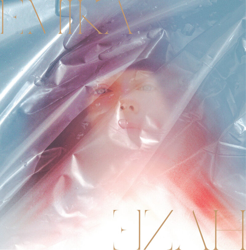Albumcover von Emika Haze: verschwommenes Gesicht hinter transparentem Kunststoff, in Blau- und Rosatönen getaucht.
