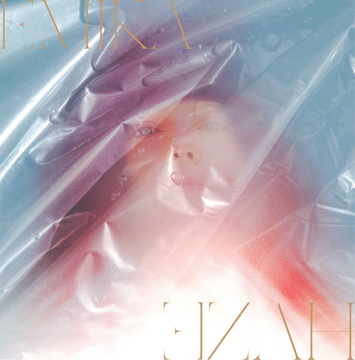 Albumcover von Emika Haze: verschwommenes Gesicht hinter transparentem Kunststoff, in Blau- und Rosatönen getaucht.