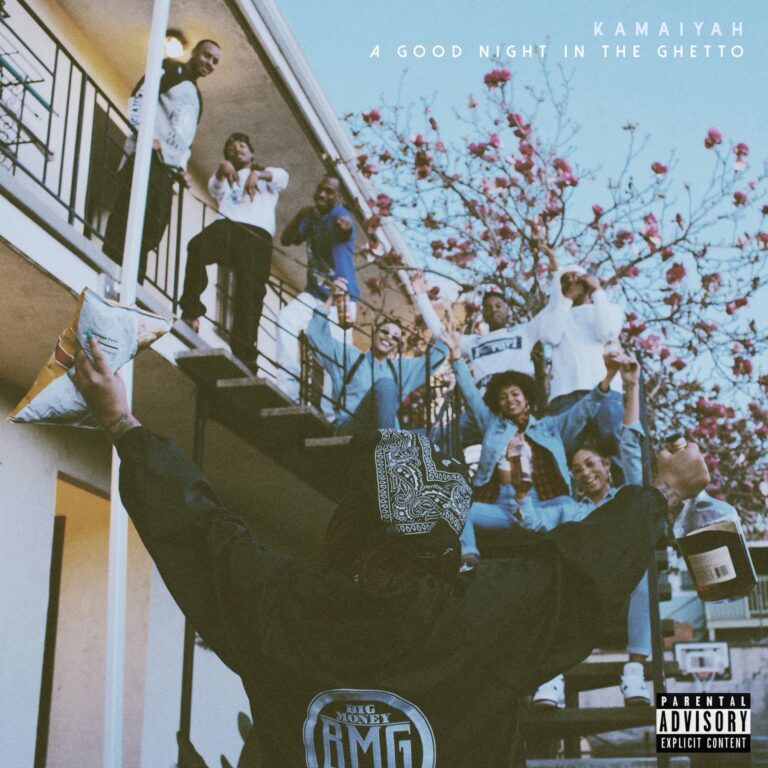 Kamaiyah mit erhobenen Armen, Chipstüte und Flasche, umgeben von lachenden Freunden auf einer Treppe.
