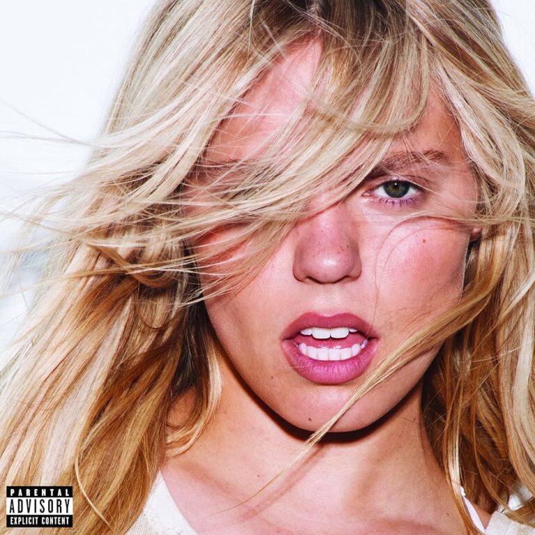 Nahaufnahme von Reneé Rapp mit zerzaustem Haar und offenem Mund – energiegeladener, provokanter Blick als Sinnbild für das Album „BITE ME“.