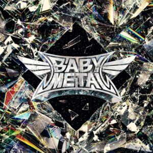 Albumcover von Babymetal – „METAL FORTH“ mit gesplittertem Kristallhintergrund und silbernem Logo vor schwarzem Raum.