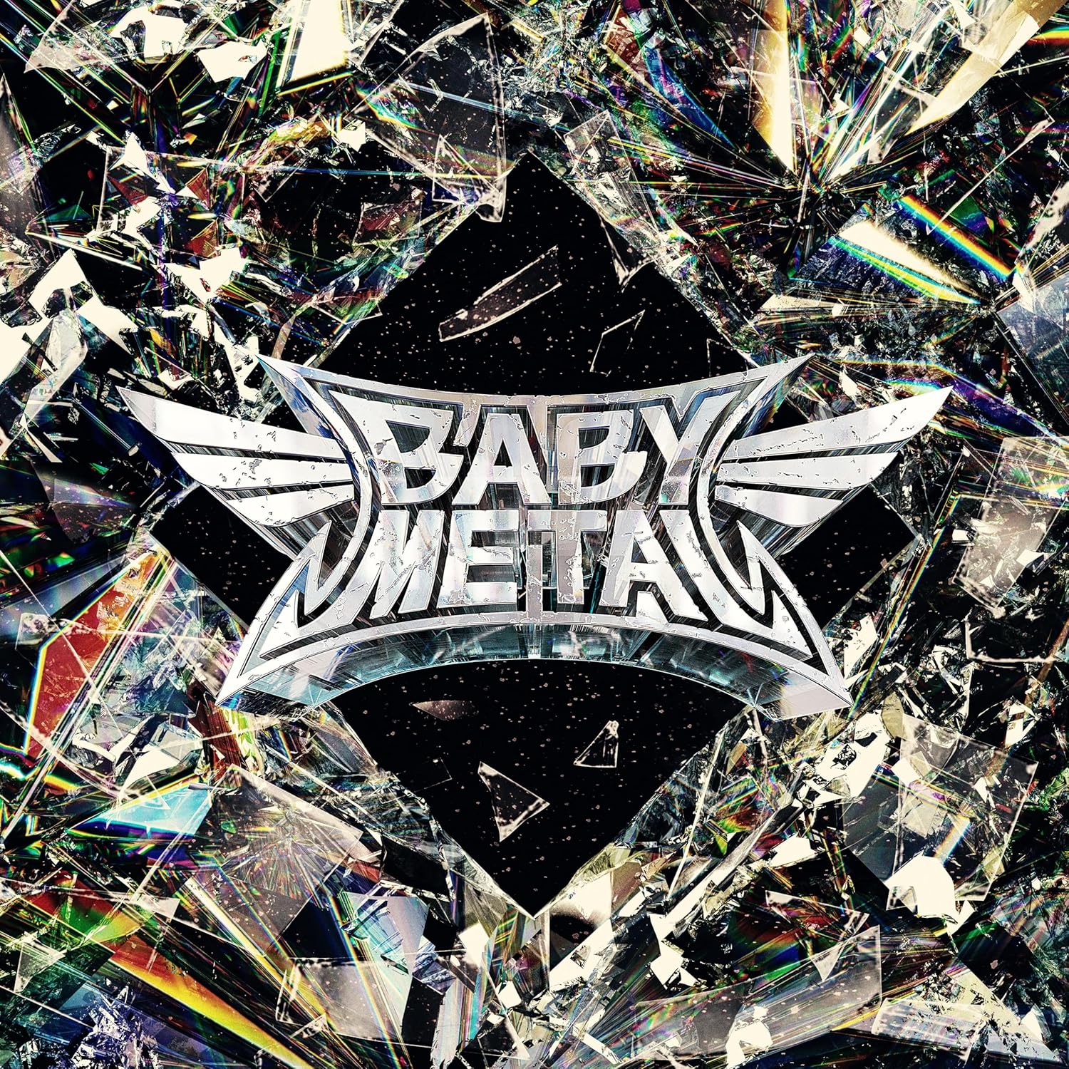 Albumcover von Babymetal – „METAL FORTH“ mit gesplittertem Kristallhintergrund und silbernem Logo vor schwarzem Raum.