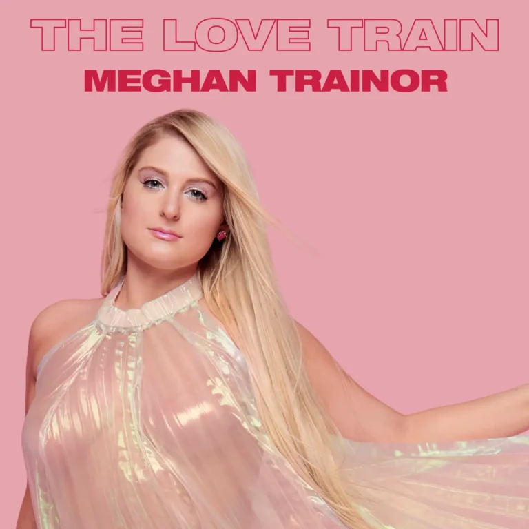 Meghan Trainor vor puderrosa Hintergrund im irisierenden Kleid, Albumtitel „The Love Train“ in Pink, Blick frontal, langes blondes Haar.