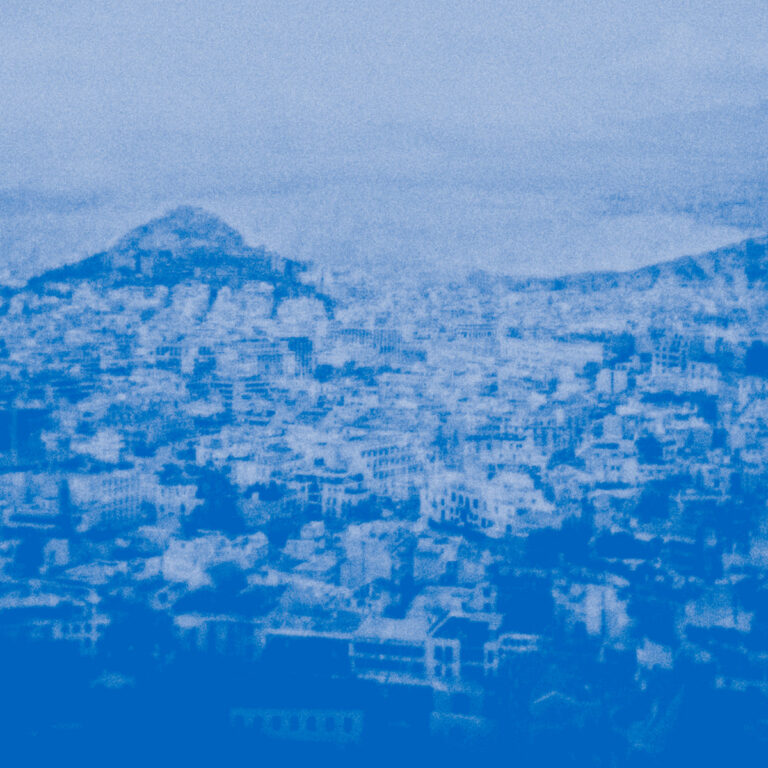 Körniges, monochromes Foto einer griechischen Stadtlandschaft in sattem Blau, abstrahiert als Cover des Albums Syndesis von Madeleine Cocolas.