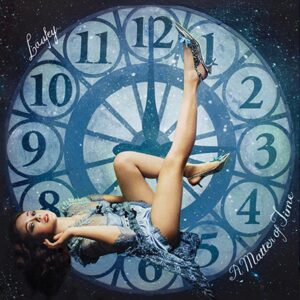 Albumcover von Laufey – A Matter of Time mit großem Ziffernblatt und schwebender Figur in blauem Licht.