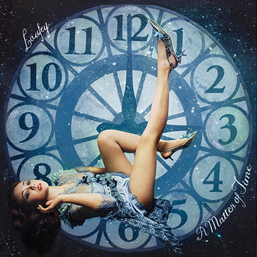 Albumcover von Laufey – A Matter of Time mit großem Ziffernblatt und schwebender Figur in blauem Licht.