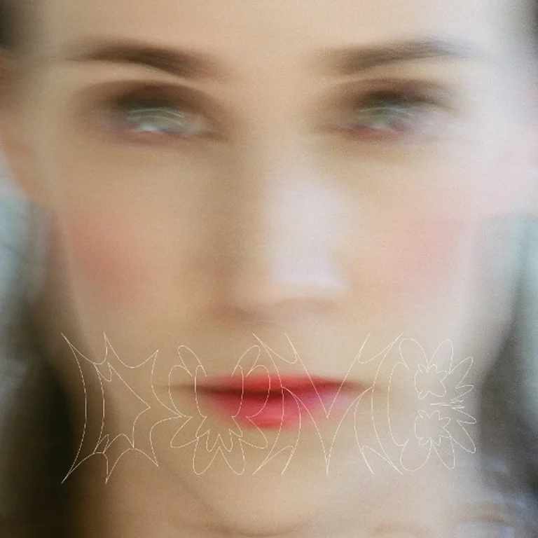 Verschwommenes Albumcover von Emma Louise & Flume – DUMB, ein unscharfes Porträt mit rotem Mund und entrücktem Blick.