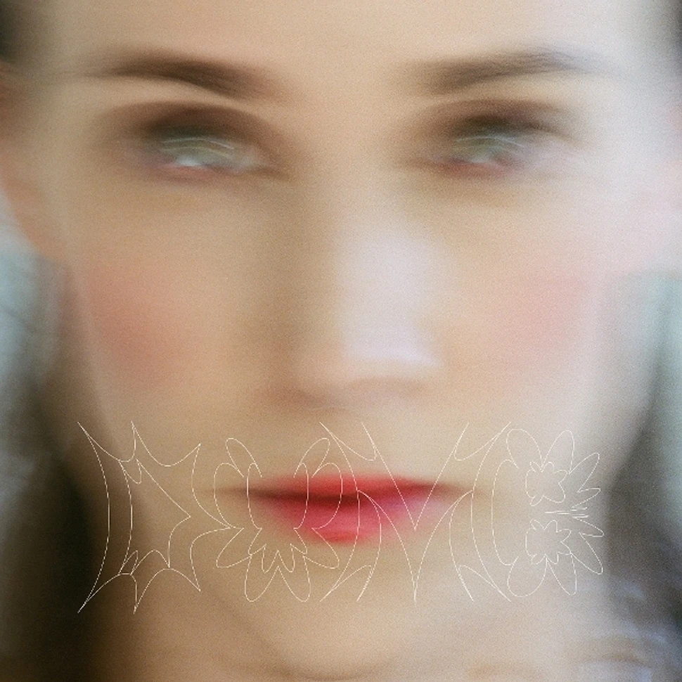 Verschwommenes Albumcover von Emma Louise & Flume – DUMB, ein unscharfes Porträt mit rotem Mund und entrücktem Blick.