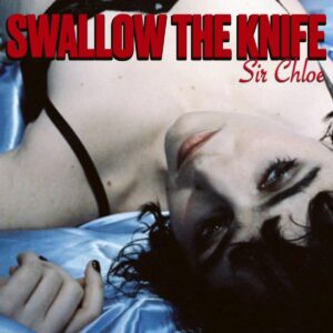 Albumcover von Sir Chloe – Swallow The Knife: Dana Foote liegt auf blauem Satin, roter Schriftzug, Blick direkt in die Kamera.