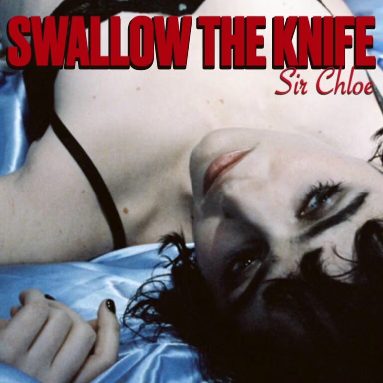 Albumcover von Sir Chloe – Swallow The Knife: Dana Foote liegt auf blauem Satin, roter Schriftzug, Blick direkt in die Kamera.