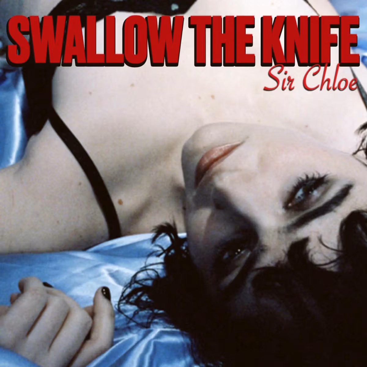 Albumcover von Sir Chloe – Swallow The Knife: Dana Foote liegt auf blauem Satin, roter Schriftzug, Blick direkt in die Kamera.