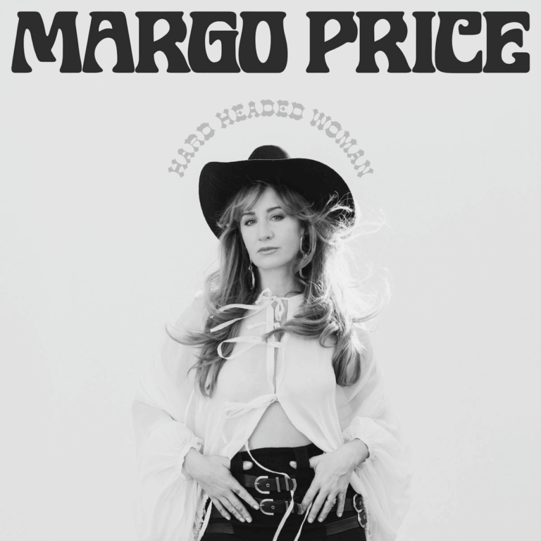 Schwarzweiß-Porträt von Margo Price im Cowboyhut, weiße Bluse, Hände am Gürtel, großer Schriftzug „Margo Price“ oben, „Hard Headed Woman“ gebogen darüber.