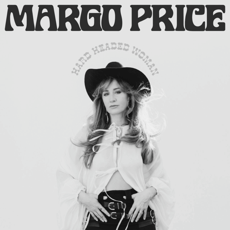 Schwarzweiß-Porträt von Margo Price im Cowboyhut, weiße Bluse, Hände am Gürtel, großer Schriftzug „Margo Price“ oben, „Hard Headed Woman“ gebogen darüber.