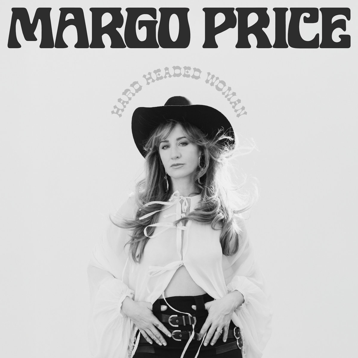 Schwarzweiß-Porträt von Margo Price im Cowboyhut, weiße Bluse, Hände am Gürtel, großer Schriftzug „Margo Price“ oben, „Hard Headed Woman“ gebogen darüber.